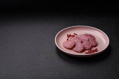 Dilimlenmiş salam sosisi, tütsülenmiş et, tabakta lezzetli mezeler.