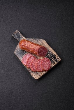 Dilimlenmiş salam sosisi, tütsülenmiş et, tabakta lezzetli mezeler.