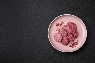 Dilimlenmiş salam sosisi, tütsülenmiş et, tabakta lezzetli mezeler.