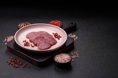 Dilimlenmiş salam sosisi, tütsülenmiş et, tabakta lezzetli mezeler.