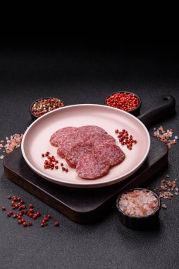 Dilimlenmiş salam sosisi, tütsülenmiş et, tabakta lezzetli mezeler.