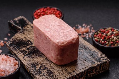 Konserve jambon, et, domuz eti, baharat ve tuzlu, koyu beton arka planda dilimler.