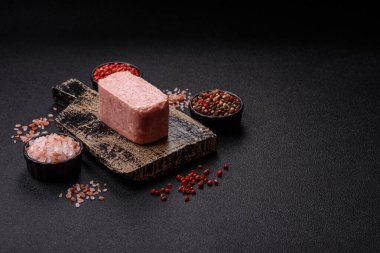 Konserve jambon, et, domuz eti, baharat ve tuzlu, koyu beton arka planda dilimler.