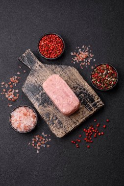 Konserve jambon, et, domuz eti, baharat ve tuzlu, koyu beton arka planda dilimler.