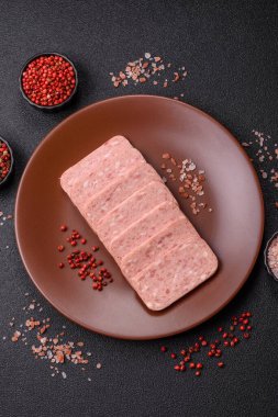 Konserve jambon, et, domuz eti, baharat ve tuzlu, koyu beton arka planda dilimler.