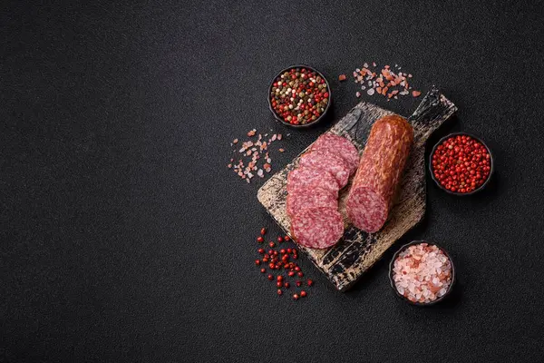 Dilimlenmiş salam sosisi, tütsülenmiş et, tabakta lezzetli mezeler.