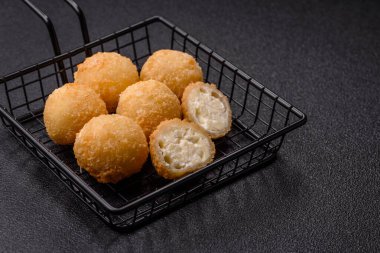 Kızarmış peynirli toplar ya da patatesli kroket ya da pilav. Abur cubur, fast food, abur cubur