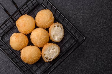 Kızarmış peynirli toplar ya da patatesli kroket ya da pilav. Abur cubur, fast food, abur cubur