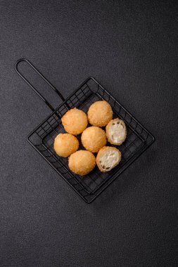 Kızarmış peynirli toplar ya da patatesli kroket ya da pilav. Abur cubur, fast food, abur cubur