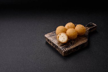 Kızarmış peynirli toplar ya da patatesli kroket ya da pilav. Abur cubur, fast food, abur cubur