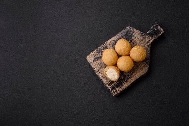 Kızarmış peynirli toplar ya da patatesli kroket ya da pilav. Abur cubur, fast food, abur cubur