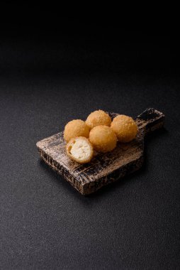 Kızarmış peynirli toplar ya da patatesli kroket ya da pilav. Abur cubur, fast food, abur cubur