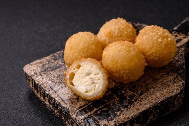 Kızarmış peynirli toplar ya da patatesli kroket ya da pilav. Abur cubur, fast food, abur cubur