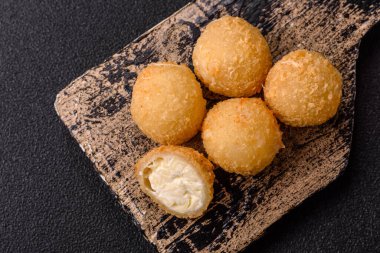 Kızarmış peynirli toplar ya da patatesli kroket ya da pilav. Abur cubur, fast food, abur cubur