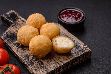 Kızarmış peynirli toplar ya da patatesli kroket ya da pilav. Abur cubur, fast food, abur cubur
