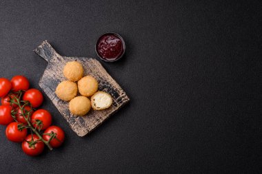 Kızarmış peynirli toplar ya da patatesli kroket ya da pilav. Abur cubur, fast food, abur cubur