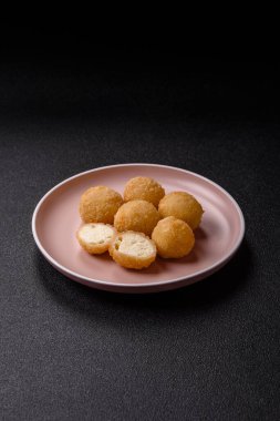 Kızarmış peynirli toplar ya da patatesli kroket ya da pilav. Abur cubur, fast food, abur cubur