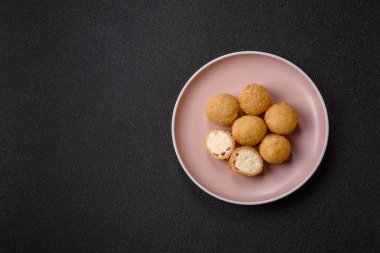 Kızarmış peynirli toplar ya da patatesli kroket ya da pilav. Abur cubur, fast food, abur cubur