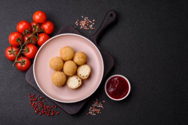 Kızarmış peynirli toplar ya da patatesli kroket ya da pilav. Abur cubur, fast food, abur cubur