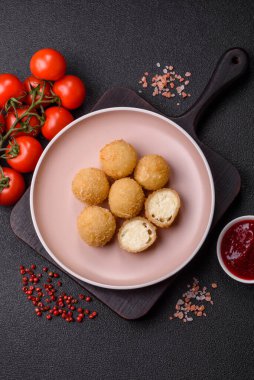 Kızarmış peynirli toplar ya da patatesli kroket ya da pilav. Abur cubur, fast food, abur cubur
