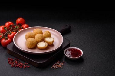 Kızarmış peynirli toplar ya da patatesli kroket ya da pilav. Abur cubur, fast food, abur cubur