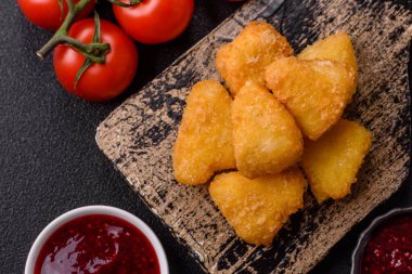 Kızarmış mozzarella ya da kızılcık ya da ahududu soslu peynir. Fast food, aperatif, abur cubur