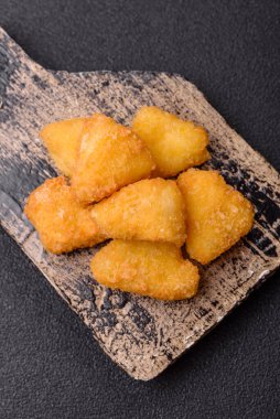 Kızarmış mozzarella ya da kızılcık ya da ahududu soslu peynir. Fast food, aperatif, abur cubur