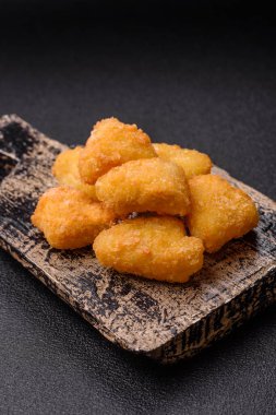 Kızarmış mozzarella ya da kızılcık ya da ahududu soslu peynir. Fast food, aperatif, abur cubur