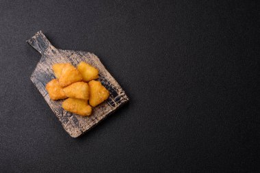 Kızarmış mozzarella ya da kızılcık ya da ahududu soslu peynir. Fast food, aperatif, abur cubur