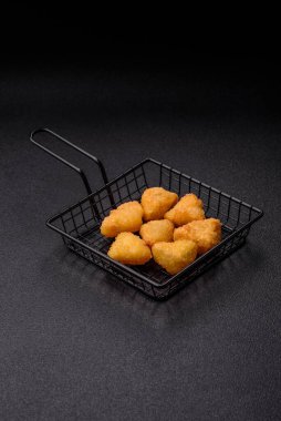 Kızarmış mozzarella ya da kızılcık ya da ahududu soslu peynir. Fast food, aperatif, abur cubur