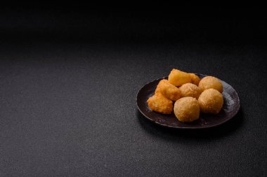 Kızarmış mozzarella ya da kızılcık ya da ahududu soslu peynir. Fast food, aperatif, abur cubur