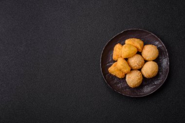 Kızarmış mozzarella ya da kızılcık ya da ahududu soslu peynir. Fast food, aperatif, abur cubur