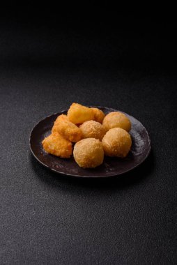 Kızarmış mozzarella ya da kızılcık ya da ahududu soslu peynir. Fast food, aperatif, abur cubur