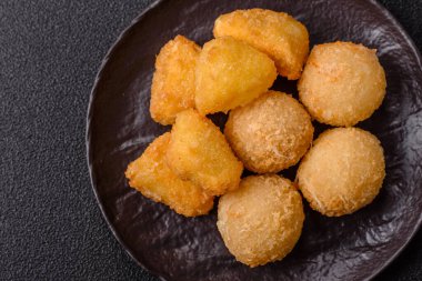 Kızarmış mozzarella ya da kızılcık ya da ahududu soslu peynir. Fast food, aperatif, abur cubur