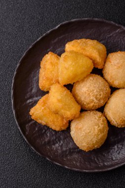 Kızarmış mozzarella ya da kızılcık ya da ahududu soslu peynir. Fast food, aperatif, abur cubur