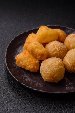 Kızarmış mozzarella ya da kızılcık ya da ahududu soslu peynir. Fast food, aperatif, abur cubur