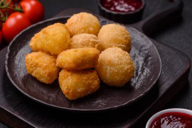 Kızarmış mozzarella ya da kızılcık ya da ahududu soslu peynir. Fast food, aperatif, abur cubur