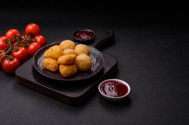 Kızarmış mozzarella ya da kızılcık ya da ahududu soslu peynir. Fast food, aperatif, abur cubur