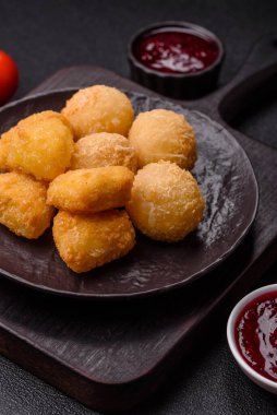 Kızarmış mozzarella ya da kızılcık ya da ahududu soslu peynir. Fast food, aperatif, abur cubur