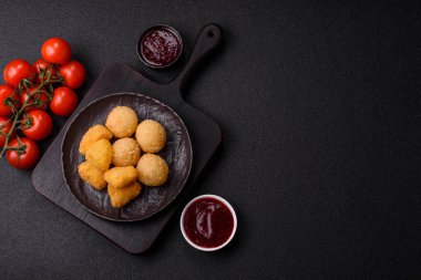 Kızarmış mozzarella ya da kızılcık ya da ahududu soslu peynir. Fast food, aperatif, abur cubur