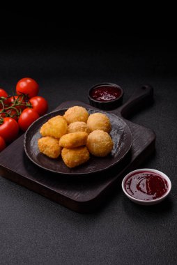 Kızarmış mozzarella ya da kızılcık ya da ahududu soslu peynir. Fast food, aperatif, abur cubur