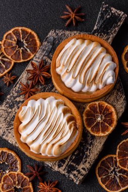 Limonlu turta, kremalı pasta veya meyveli turta. Tatlı, sabah sofrası için tatlı.