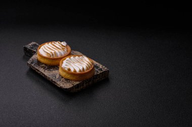 Limonlu turta, kremalı pasta veya meyveli turta. Tatlı, sabah sofrası için tatlı.