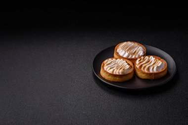 Limonlu turta, kremalı pasta veya meyveli turta. Tatlı, sabah sofrası için tatlı.