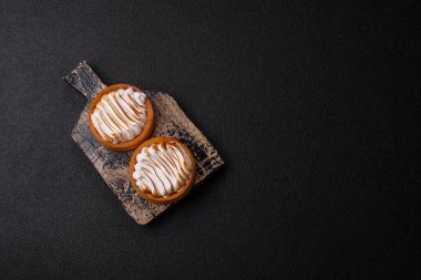 Limonlu turta, kremalı pasta veya meyveli turta. Tatlı, sabah sofrası için tatlı.