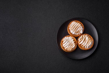 Limonlu turta, kremalı pasta veya meyveli turta. Tatlı, sabah sofrası için tatlı.