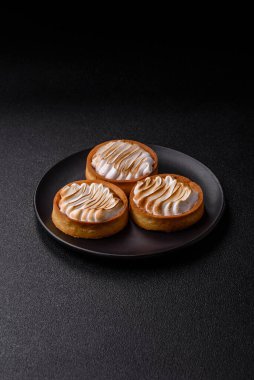 Limonlu turta, kremalı pasta veya meyveli turta. Tatlı, sabah sofrası için tatlı.