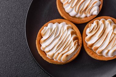 Limonlu turta, kremalı pasta veya meyveli turta. Tatlı, sabah sofrası için tatlı.