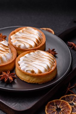 Limonlu turta, kremalı pasta veya meyveli turta. Tatlı, sabah sofrası için tatlı.