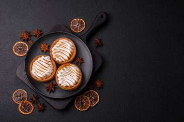 Limonlu turta, kremalı pasta veya meyveli turta. Tatlı, sabah sofrası için tatlı.